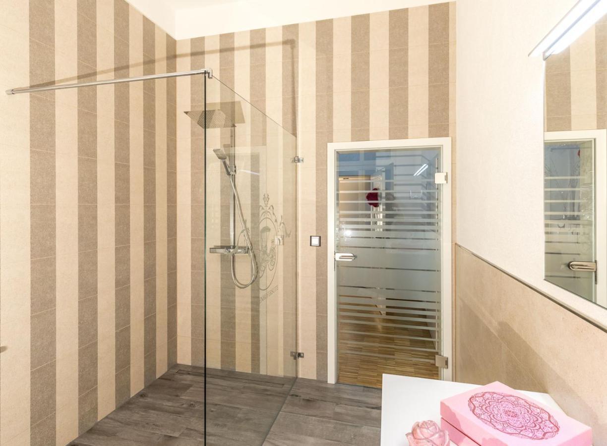 Schwarzwaldzimmer & Schwarzwald Design Apartment รอทท์ไวล์ ภายนอก รูปภาพ